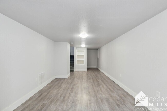 Building Photo - 212 Kansas Flats