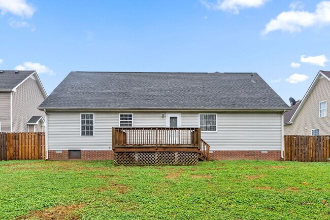 Building Photo - Spacious Home Conveniently Located Near I-24, Shopping, Restaurants, Movie Theater, AND More!