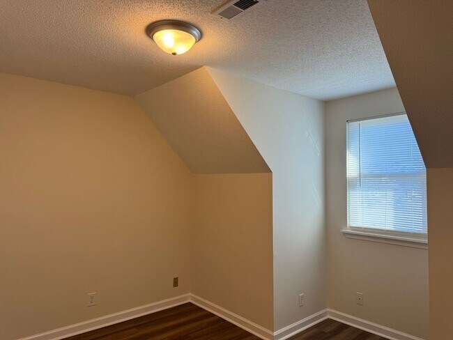 Building Photo - Cape Cod with 3 Bed/2 Bath with Basement!