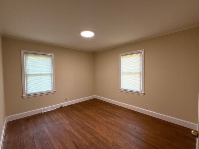 Building Photo - 3-bedroom, 1-bath Brick Home