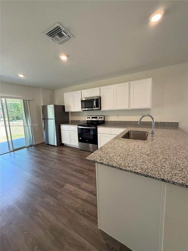 Building Photo - 858 Friendship Cir