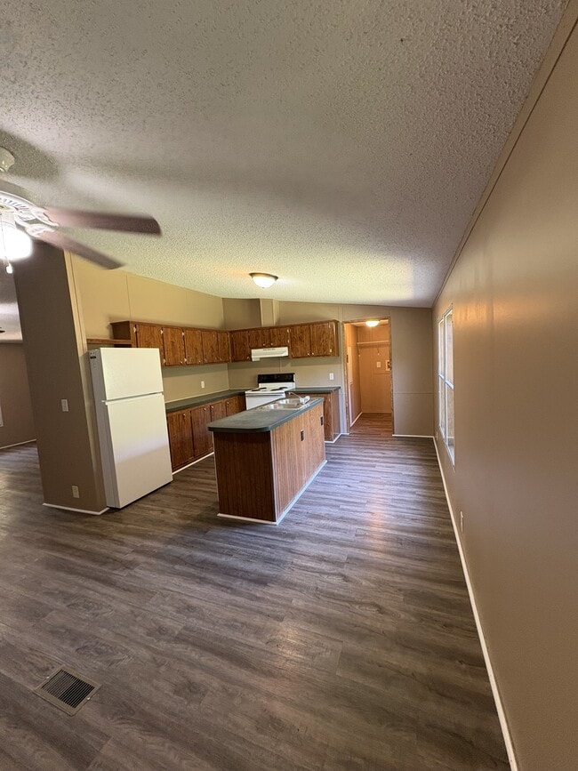 Building Photo - 152 Meadow Ln