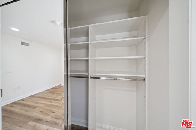 Building Photo - 1529 S Beverly Dr