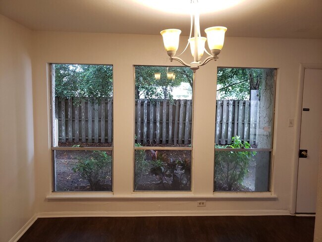 Building Photo - 2 Bedroom 2.5 Bath Townhouse with covered parking