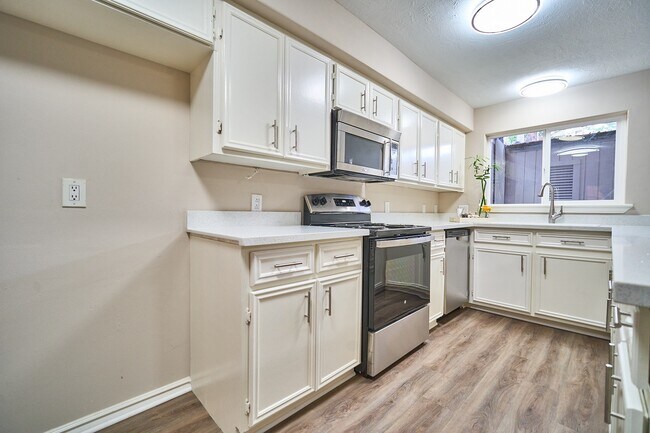 Building Photo - 10818 Briar Forest Dr