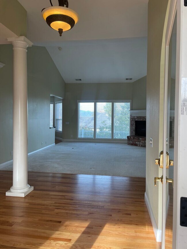 Building Photo - Luxury Living in The Knolls