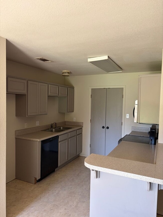 Building Photo - 1075 Grinnel Cir