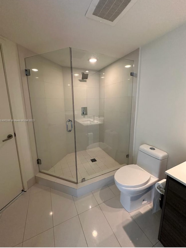 Building Photo - Spacious 2-bedroom, 2-bath residence at Millecento in the heart of Mary Brickell Village.