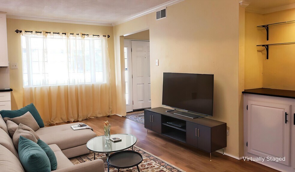 first floor open concept living/dinning/kitchen - 409 Ridgeway St