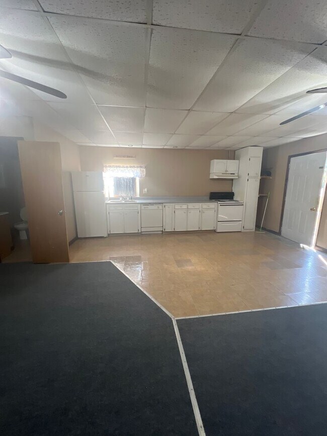 Building Photo - 2 bedroom home for lease with garage and apartment above garage