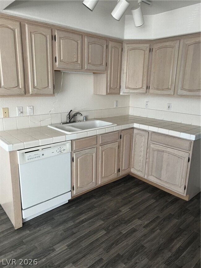 Building Photo - 701 Capri Dr