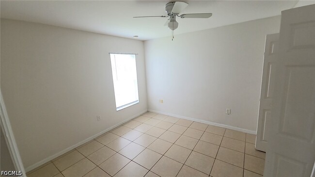 Building Photo - 832 Palomino St E