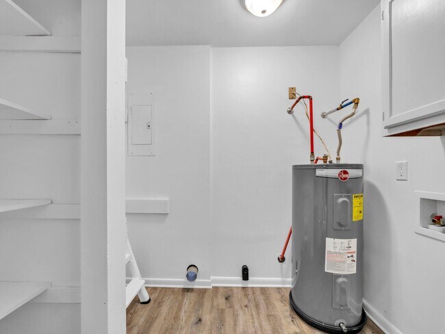 Building Photo - 413 Hickory Ave