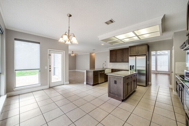 Building Photo - RENOVATED 4-BEDROOM IN MISSION RIDGE