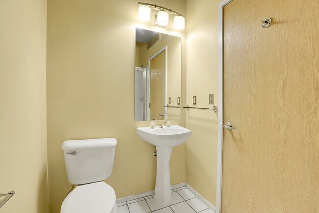 Building Photo - $2,350 - Urban 2 bed 2 bath Condo in Golde...