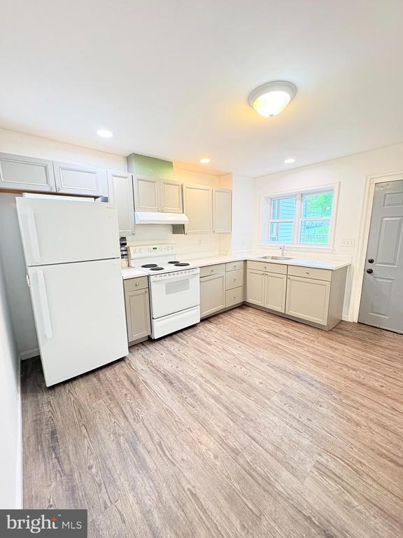 Building Photo - 1630 E 9th St