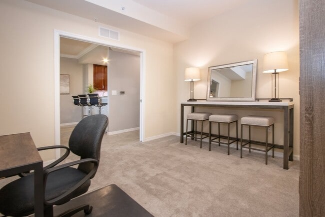 Building Photo - Like new 2BR, 2BA garage condo-Lakewood National