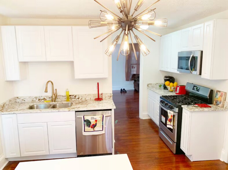 Building Photo - 2818 Dupont Ave N