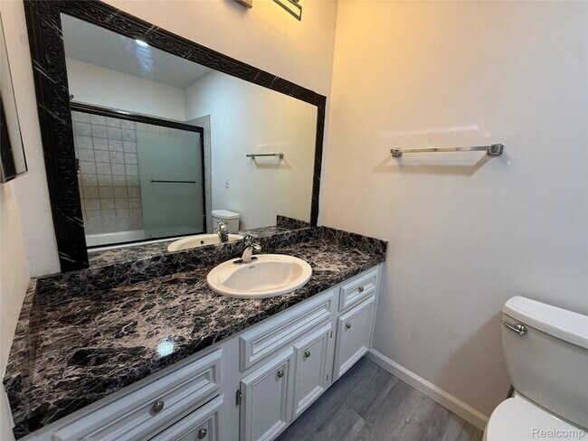 Building Photo - 15895 Cambridge Dr