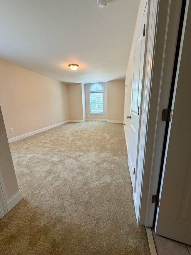 Building Photo - 497 Carnation Dr