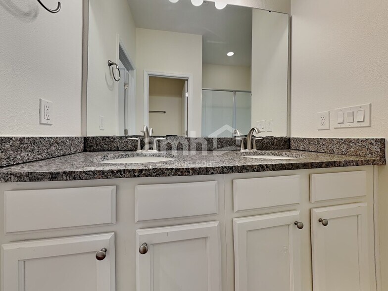 Building Photo - 233 Crestrun Loop