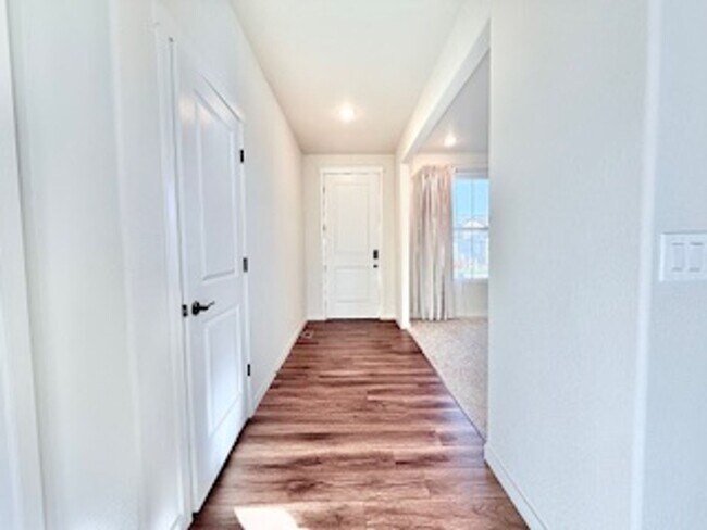 Building Photo - MODERN TWO STORY 3 BED/2.5 BATH WITH FENCE...
