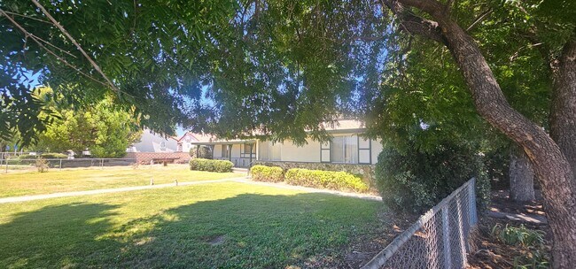 Building Photo - 5 bed 2.5 bath Single Story With 3 CAR Gar...