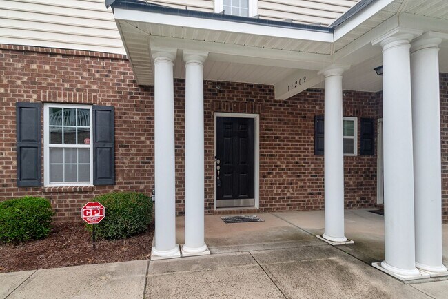 Building Photo - Beautiful Condo Minutes from Ballantyne wi...