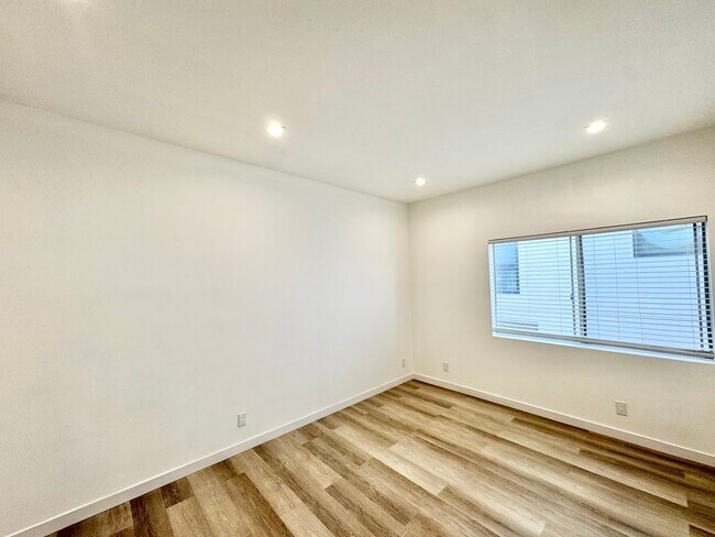 Building Photo - 5139 W Maplewood Ave