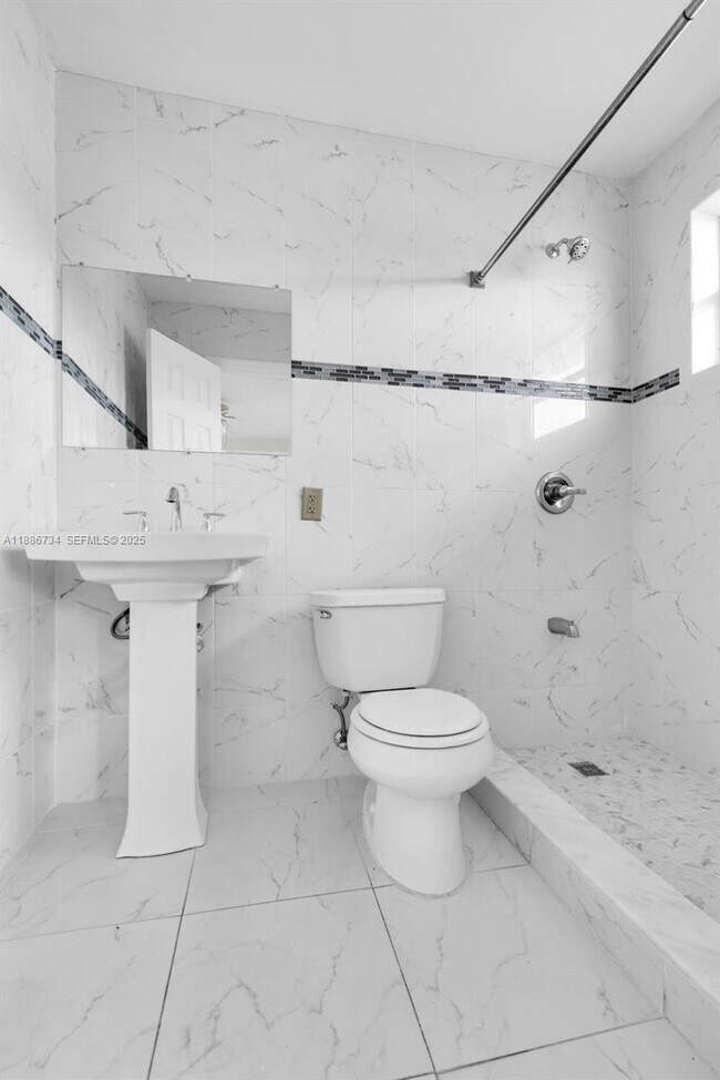 Building Photo - 1154 W 35th St