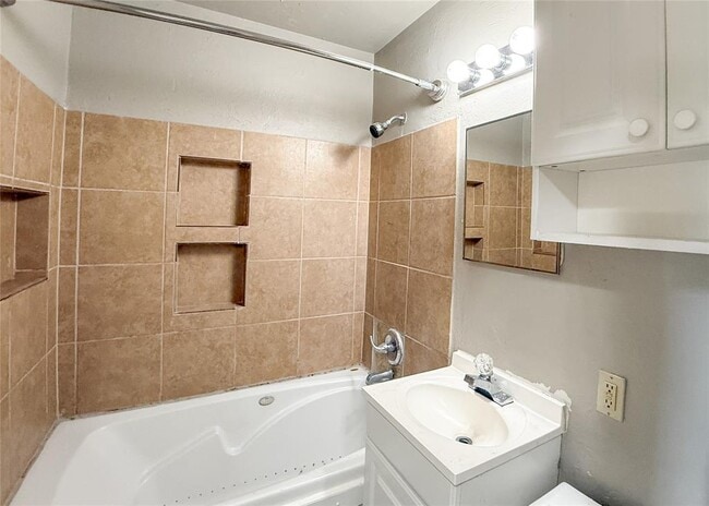 Building Photo - 817 S Kelly Ave