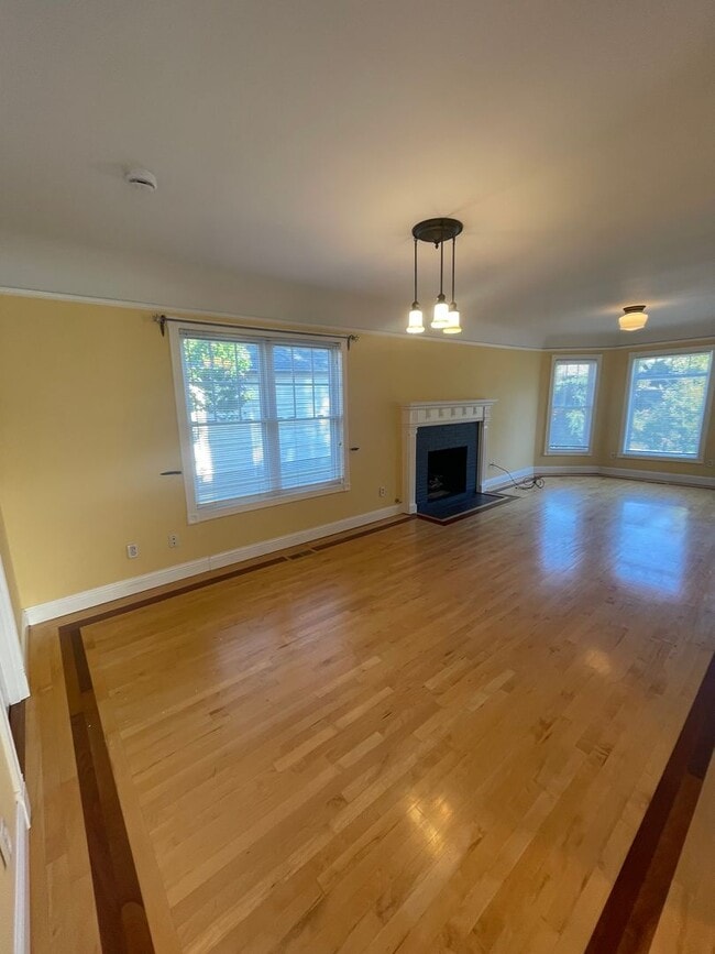 Building Photo - Stunning 3 bedroom/ 2 bath Victorian 2 sto...