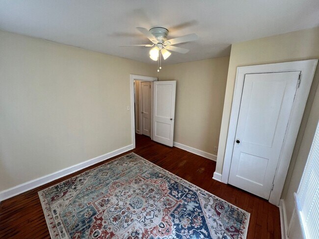 Building Photo - MOVE IN READY!