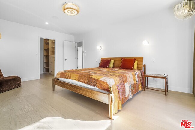 Building Photo - 375 S Surfview Dr