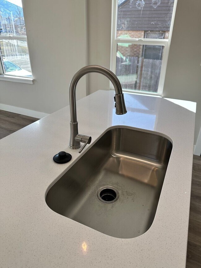 Building Photo - Darling remodeled 5 bedroom 2 bathroom home in the heart of Ogden