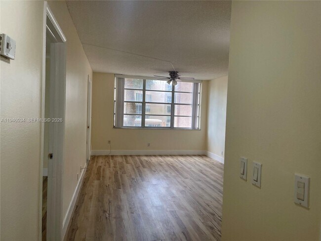 Building Photo - 9481 Evergreen Pl