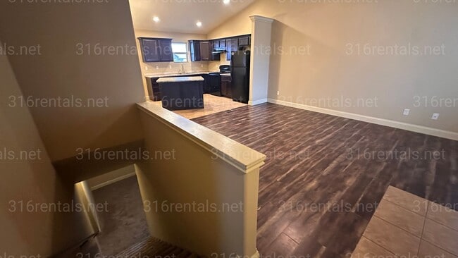 Building Photo - $1,850 - 4 bedroom / 3 bathrooms - Beautiful and Large Home!