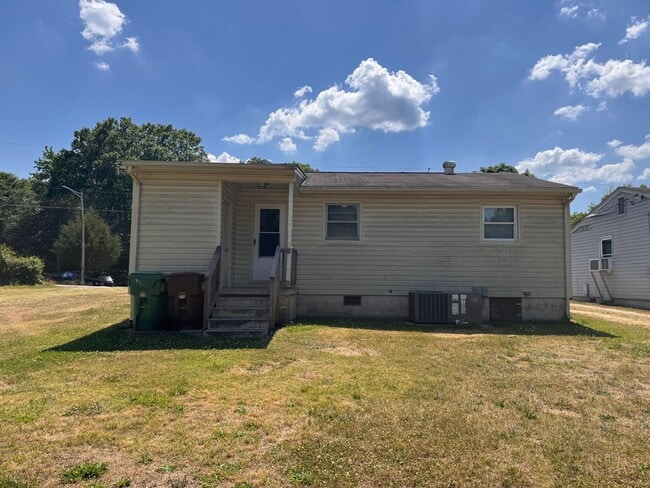 Building Photo - 915 Pine Cir Dr