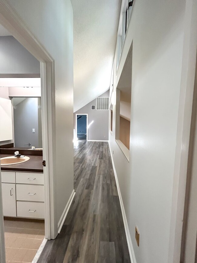 Building Photo - Spacious Contemporary Home in a Private Wo...