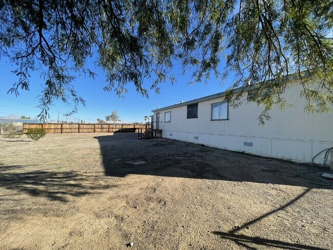 Building Photo - 3 bed 2 bath home with a large yard. BHCRE...