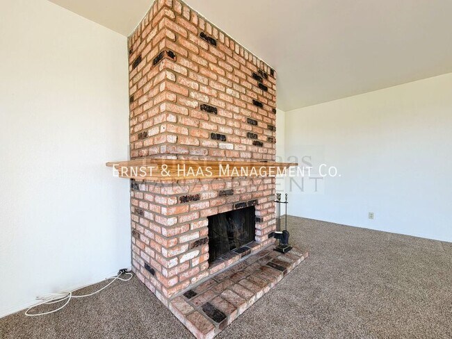 Building Photo - 2755 E Hill St