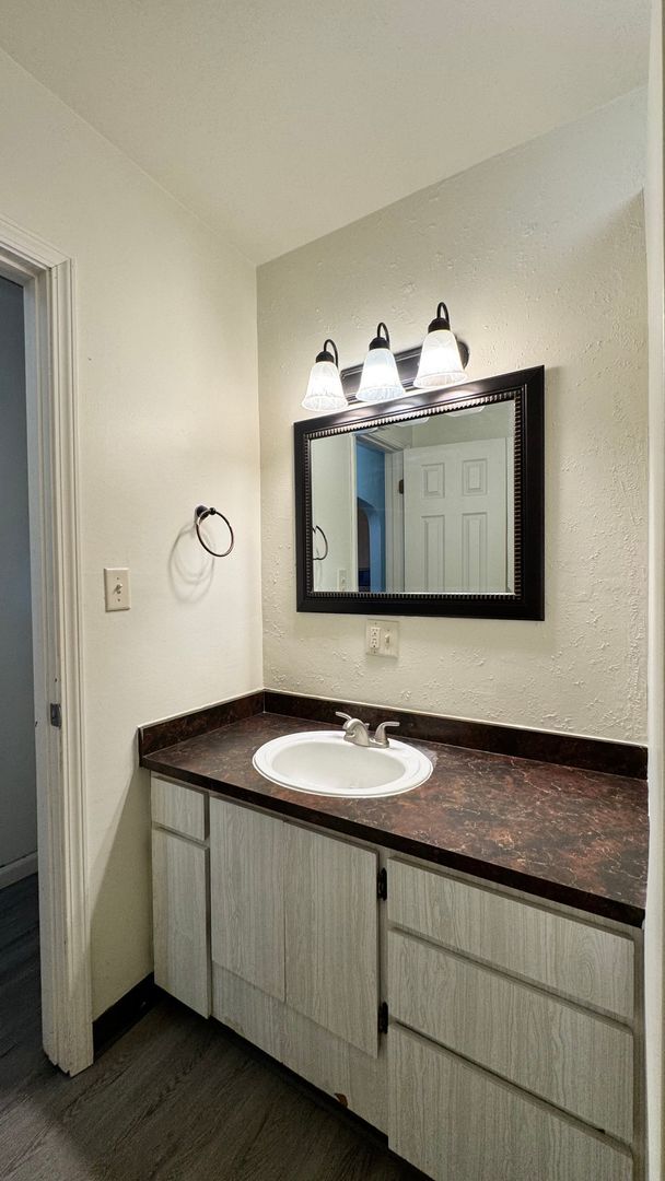 Building Photo - 3 bedroom, 2 bath Single Family house