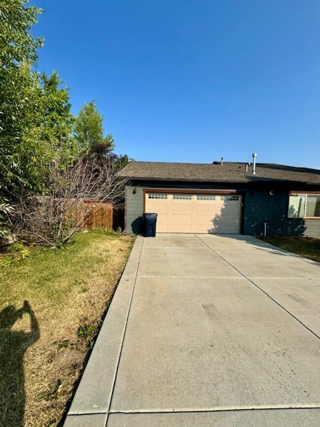 Building Photo - 3-Bedroom, 2-Bathroom Single-Level Home in Bozeman, MT