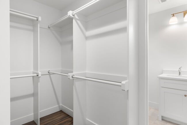 Building Photo - Main St Townhomes