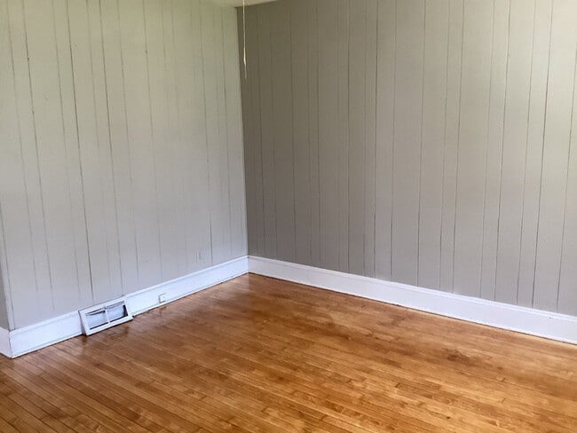 Building Photo - 5 bedroom single family home