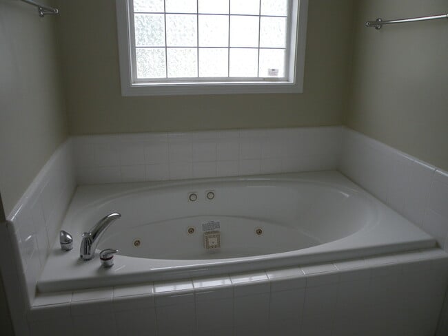 Building Photo - Great home in a desirable neighborhood!