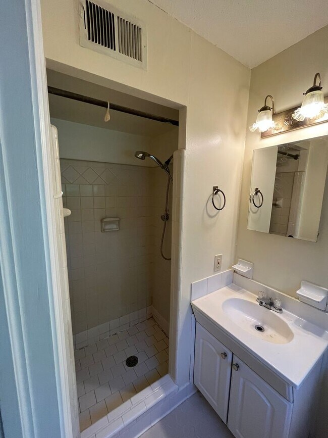 Building Photo - Great Family Home, Located off of Moon Road. Must See!!