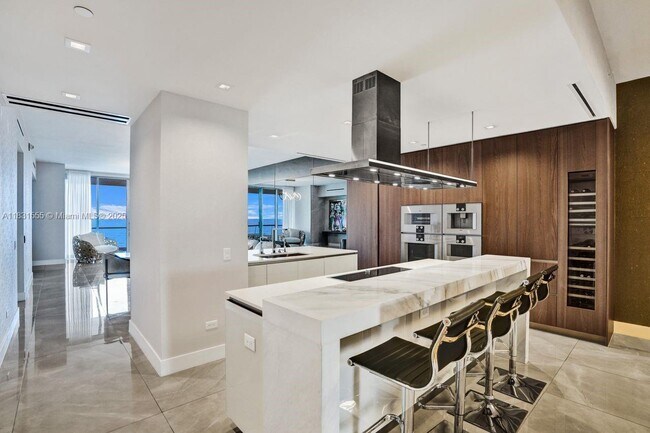 Building Photo - 18501 Collins Ave
