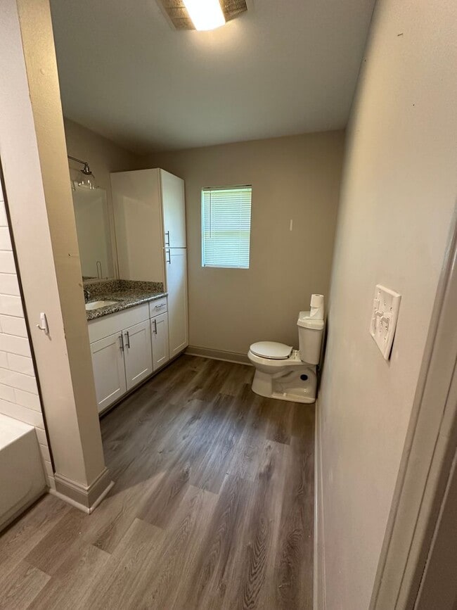 Building Photo - 1406 Memory Ln