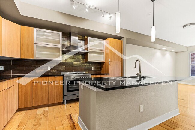 Building Photo - Gorgeous Condo with Mountain Views and Washer/Dryer